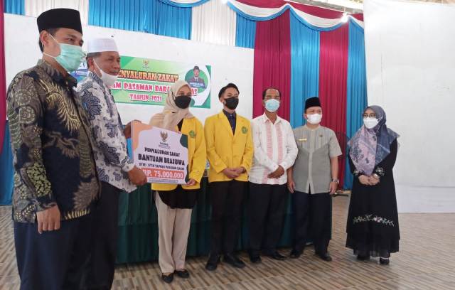 Bupati Pasaman Barat Hamsuardi serahkan bantuan beasiswa Baznas Pasaman Barat kepada mahasiswa Perguruan Tinggi Yappas